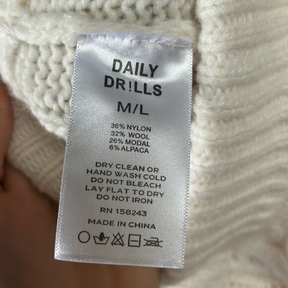 Daily Drills Cable Knit Sweater Shorts in Cream Size Medium/Large Gently Used - Picture 6 of 6